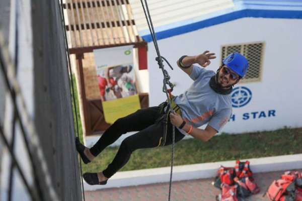 طلاب الجامعة يشاركون في مخيم الشباب المغامرين