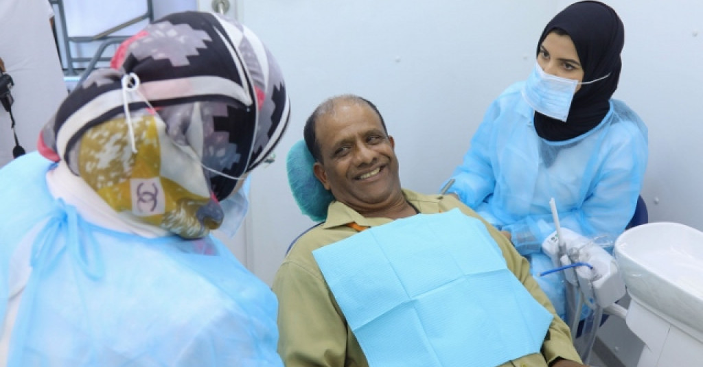 عيادة جامعة عجمان المتنقلة لطب الأسنان تستمر في تقديم خدماتها لمختلف فئات المجتمع