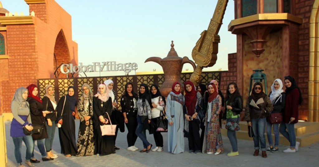 طالبات الجامعة يزرن القرية العالمية في دبي