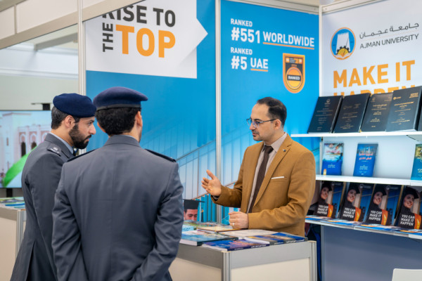 كلية القانون تشارك في معرض الكتاب القانوني العاشر