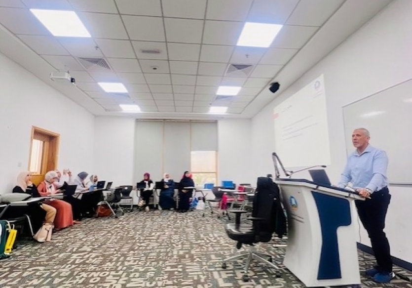 كلية الإنسانيات والعلوم تنظم محاضرة علمية حول القياس النفسي وعلم النفس الإيجابي