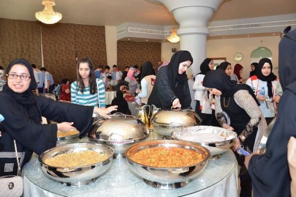 طالبات الجامعة يزرن دار المسنين