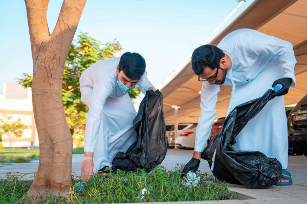 جامعة عجمان تنظم حملة تنظيف في الحرم الجامعي
