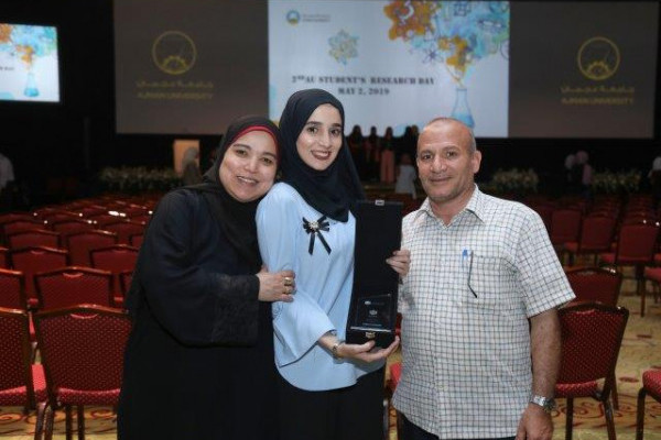 جامعة عجمان تكًرم أبنائها النابغين في البحث العلمي