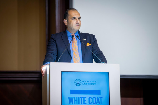 كلية الصيدلة والعلوم الصحية بجامعة عجمان تنظم حفل ارتداء المعطف الأبيض لطلبة برنامج الصيدلة