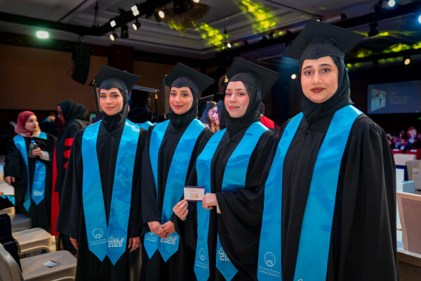 حميد بن راشد يمنح نهيان بن مبارك شهادة الدكتوراة الفخريّة ويشهد تخريج دفعة 