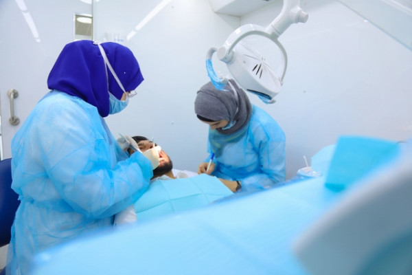 عيادة جامعة عجمان المتنقلة لطب الأسنان تستمر في تقديم خدماتها لمختلف فئات المجتمع