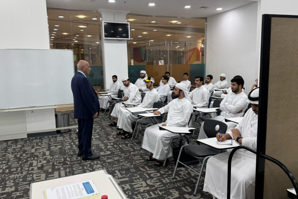 كلية القانون تستضيف محاضرة حول الجوانب القانونية للوظيفة العامة