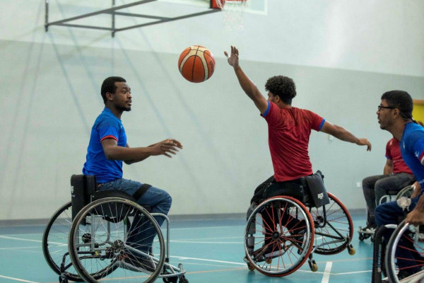 جامعة عجمان تستضيف مباراة كرة سلة لأصحاب الهمم