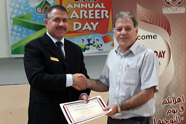 جامعة عجمان تشارك في معرض الجامعات بمدرسة دبي الوطنية