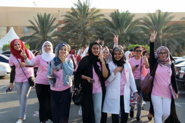 حملة وردية في الجامعة للتوعية بسرطان الثدي