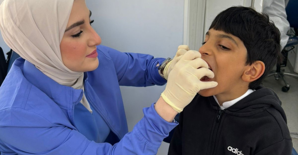 طلبة طب الأسنان في جامعة عجمان يقدمون فحوصات توعوية لصحة الفم والأسنان في مدرسة المنار الخاصة
