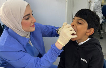 طلبة طب الأسنان في جامعة عجمان يقدمون فحوصات توعوية لصحة الفم والأسنان في مدرسة المنار الخاصة