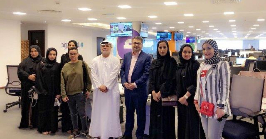 طالبات كلية الإعلام يطلعن على الحلة الجديدة لصحيفة الرؤية