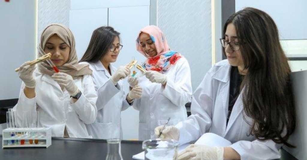 جامعة عجمان تستعد لإطلاق برنامج بكالوريوس الصيدلة المحدث