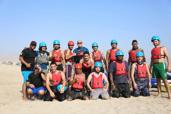 طلاب الجامعة يشاركون في مخيم الشباب المغامرين