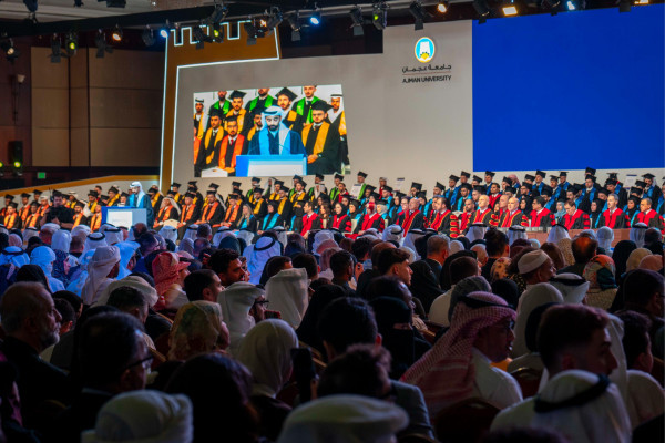 حميد بن راشد يمنح نهيان بن مبارك شهادة الدكتوراة الفخريّة ويشهد تخريج دفعة 