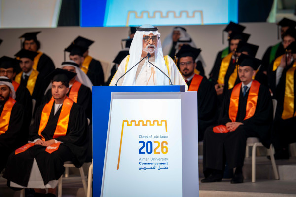 حميد بن راشد يمنح نهيان بن مبارك شهادة الدكتوراة الفخريّة ويشهد تخريج دفعة 