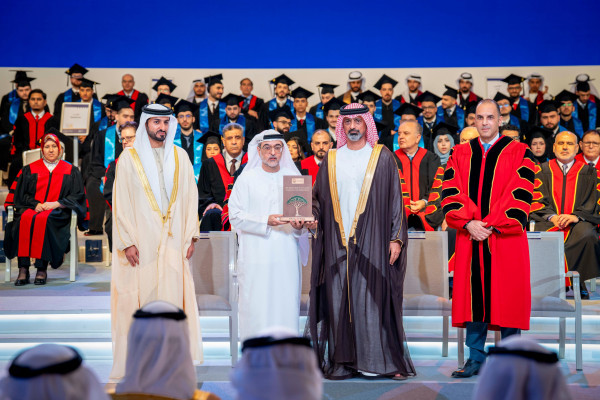 حميد بن راشد يمنح نهيان بن مبارك شهادة الدكتوراة الفخريّة ويشهد تخريج دفعة 