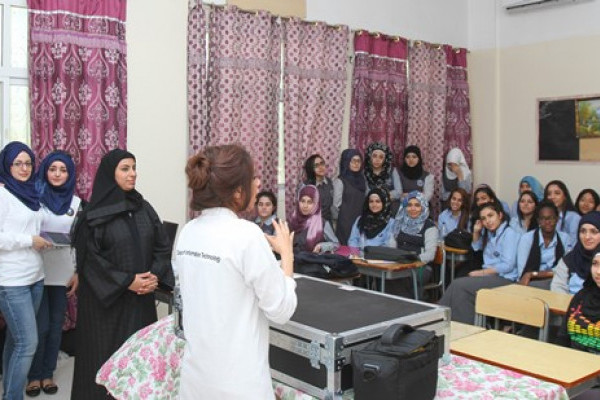 وفد من كلية تكنولوجيا المعلومات في زيارة إلى مدرسة إبن خلدون