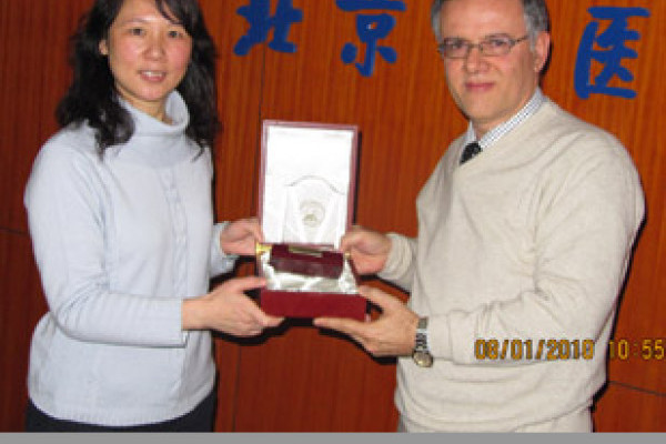 فريق الطب التكميلي لجامعة عجمان يتفق مع جامعة بكين للطب الصيني على إطلاق مشروعات بحث علمية في الطب التكميلي 