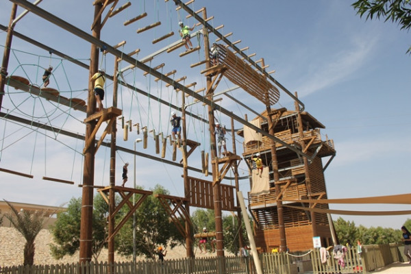 رحلة لطلاب جامعة عجمان إلى حديقة مغامرات الوادي بالعين