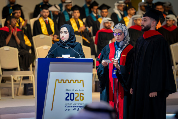 حميد بن راشد يمنح نهيان بن مبارك شهادة الدكتوراة الفخريّة ويشهد تخريج دفعة 