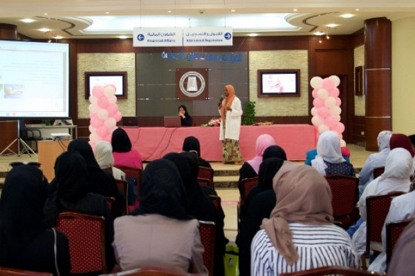حملة وردية في الجامعة للتوعية بسرطان الثدي