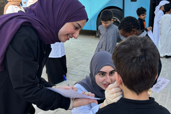 طلبة طب الأسنان في جامعة عجمان يقدمون فحوصات توعوية لصحة الفم والأسنان في مدرسة المنار الخاصة