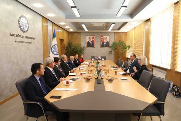 جامعة عجمان توقّع مذكرة تفاهم مع جامعة باكو الحكومية لتعزيز التعاون الأكاديمي والبحثي