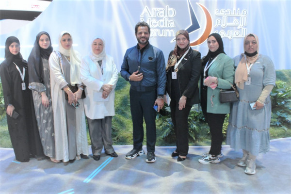 كلية الإعلام تنظم زيارة ميدانية لمنتدي الإعلام العربي لطلابها وخريجيها