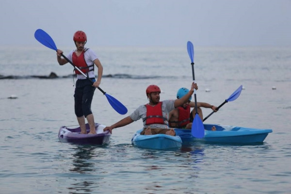 طلاب الجامعة يشاركون في مخيم الشباب المغامرين