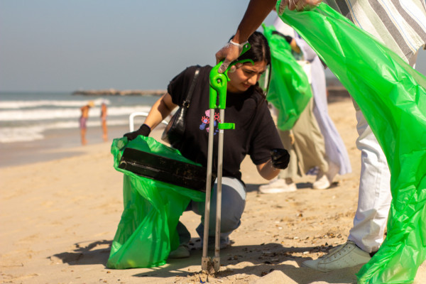 جامعة عجمان تنظم حملة تنظيف بالتعاون مع بلدية عجمان ومجموعة بيئة