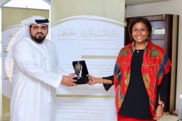 طالبات القانون يطلعن على تجربة دائرة الميناء والجمارك في عجمان