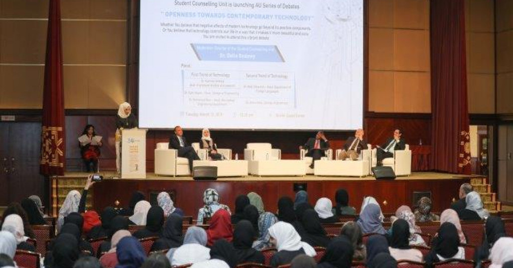 مناظرة حول الانفتاح على التكنولوجيا المعاصرة في جامعة عجمان