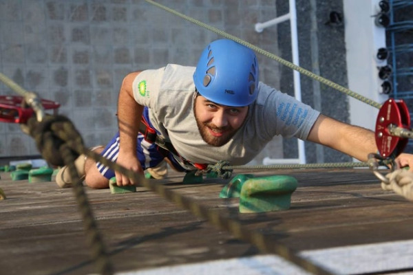 طلاب الجامعة يشاركون في مخيم الشباب المغامرين