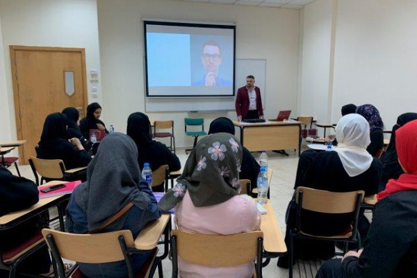 وحدة الإرشاد تنظم ورش متخصصة لطالبات الجامعة