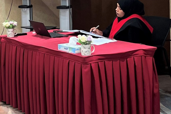 الطالبة حنان المهري تناقش رسالتها الماجستير في القانون العام وتحصل على تقدير امتياز