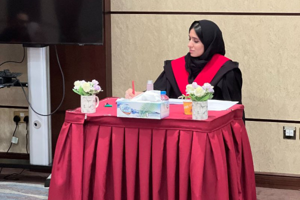 مناقشة رسالة الماجستير للطالبة زينب يوسف العلياني ومنحها تقدير امتياز في الأطروحة