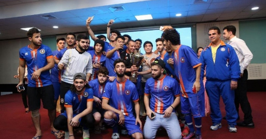 فريق الجامعة لكرة القدم وصيفا ومارادونا يقدم الكأس