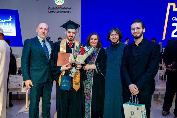 حميد بن راشد يمنح نهيان بن مبارك شهادة الدكتوراة الفخريّة ويشهد تخريج دفعة 