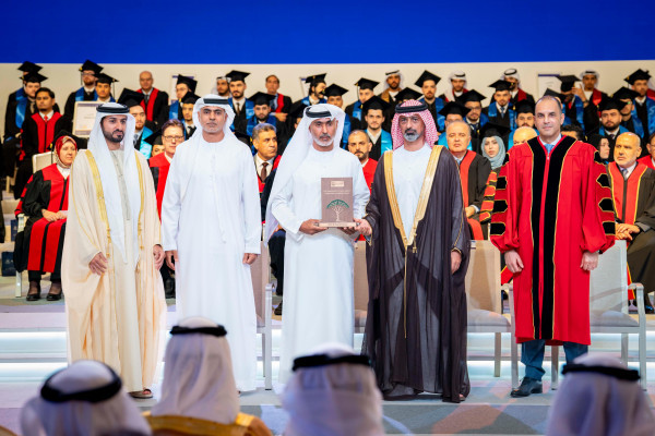 حميد بن راشد يمنح نهيان بن مبارك شهادة الدكتوراة الفخريّة ويشهد تخريج دفعة 