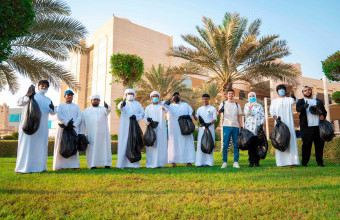 جامعة عجمان تنظم حملة تنظيف في الحرم الجامعي