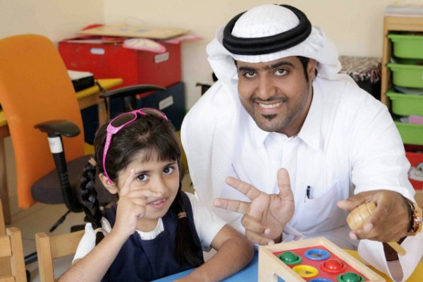 خريجو جامعة عجمان يزورون مدرسة الوفاء لتنمية القدرات في الشارقة