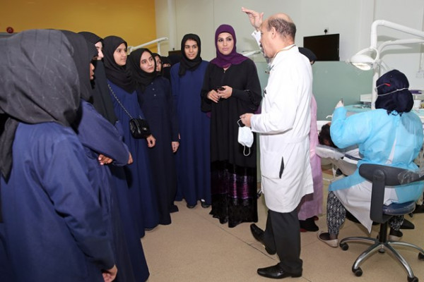 جامعة عجمان تستقبل وفود طلابية من المدارس الثانوية