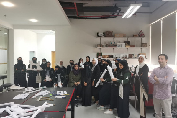 كلية العمارة والفنون والتصميم في جامعة عجمان تستقبل طلبة المرحلة الثانوية