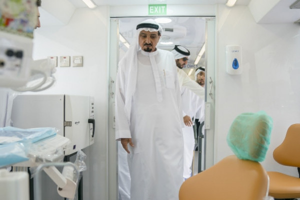 حاكم عجمان يفتتح كلية الطب البشري ويدشن العيادة المتنقلة لطب الأسنان