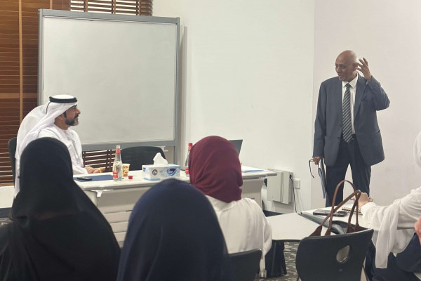 المستشار القانوني في حكومة عجمان يقدم محاضرة لطلبة القانون حول القانون الدستوري