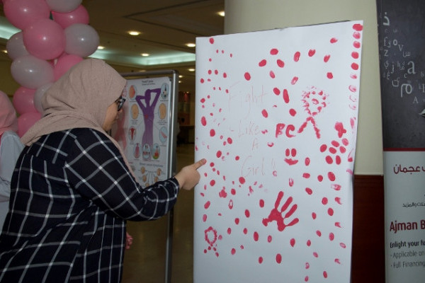 حملة وردية في الجامعة للتوعية بسرطان الثدي