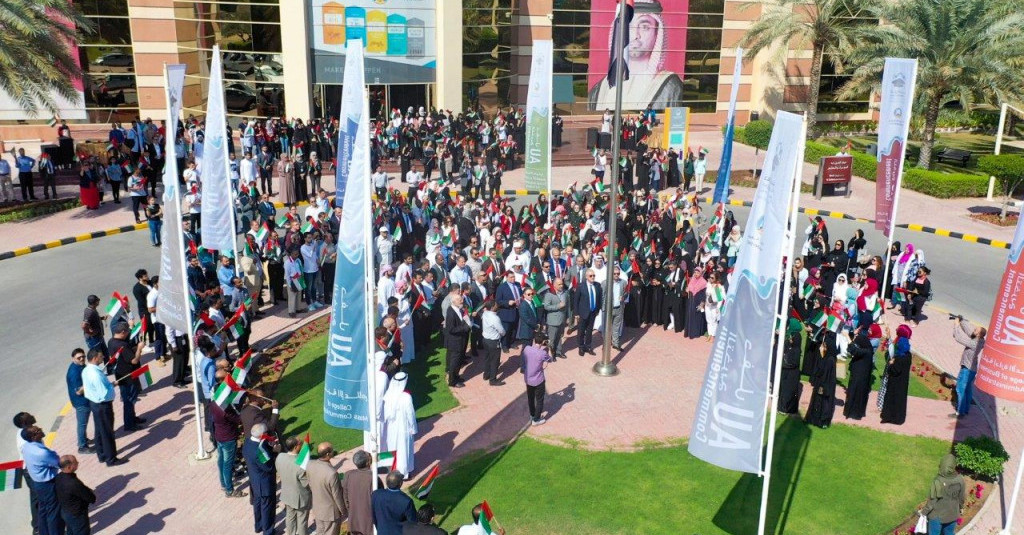 جامعة عجمان ترفع العلم